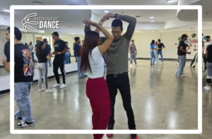 Cómo guiar a la mujer en el baile, ¿Deseas indicarle a una chica que pasos hacer al bailar?